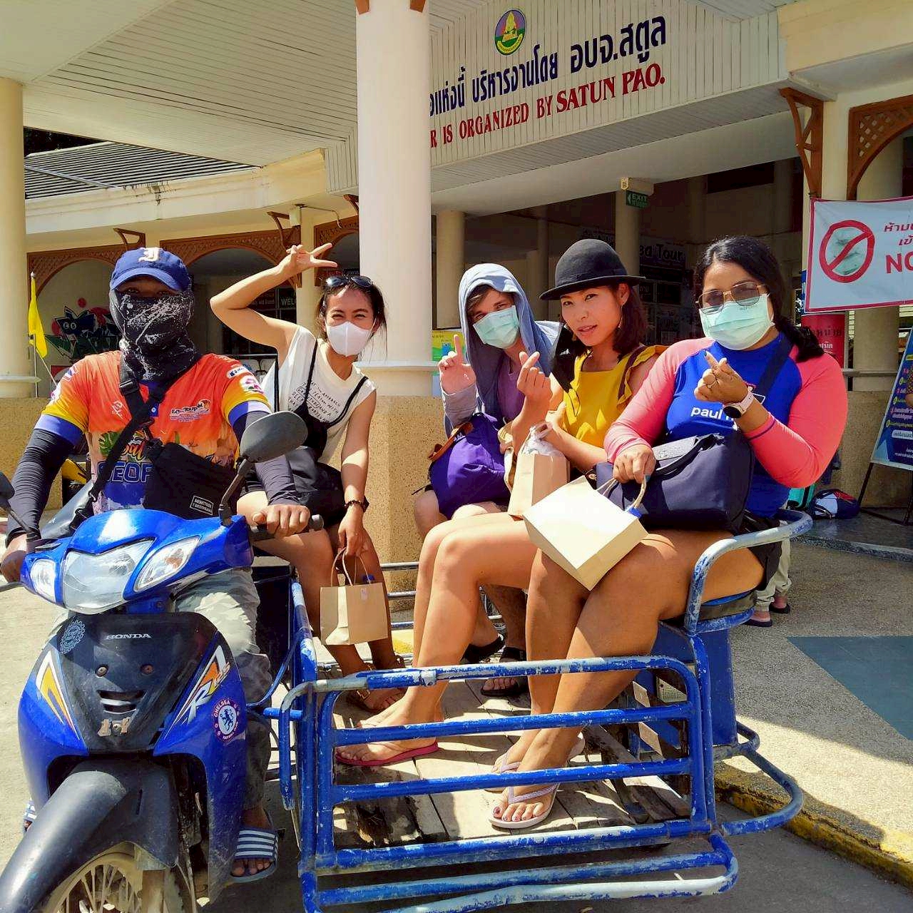 กิจกรรมถ่ายภาพหมู่คณะบนชายหาด